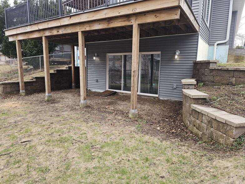 Walk out patio area - 3134 Hermina St