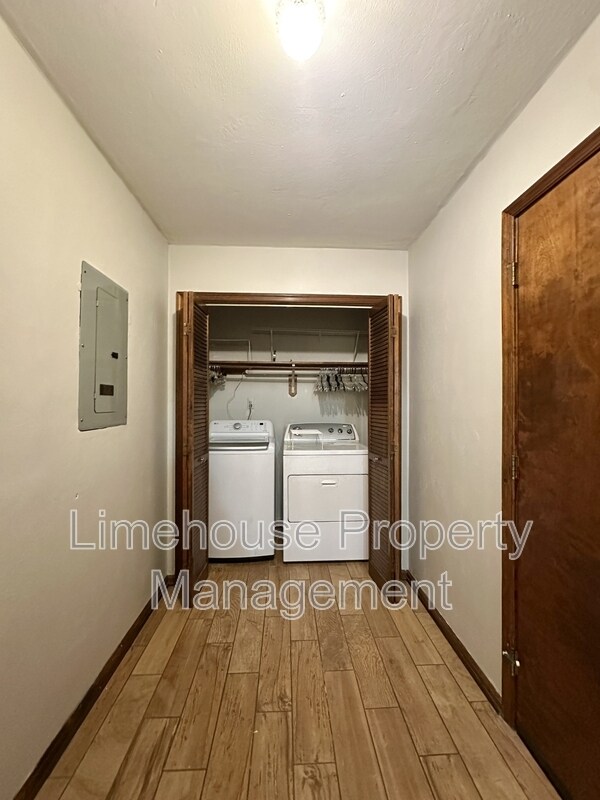 Building Photo - 4033 Kalona Rd