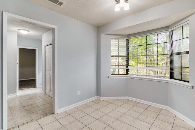 Building Photo - BRIGHT AND BEAUTIFUL DUPLEX CLOSE TO UWF!