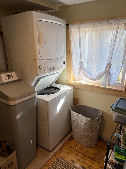 Building Photo - 613 Main St