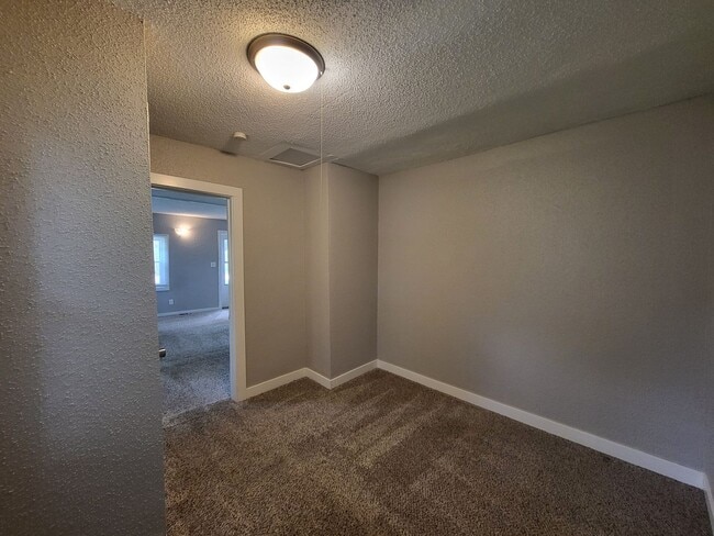 Building Photo - 1 Bedroom home with garage!