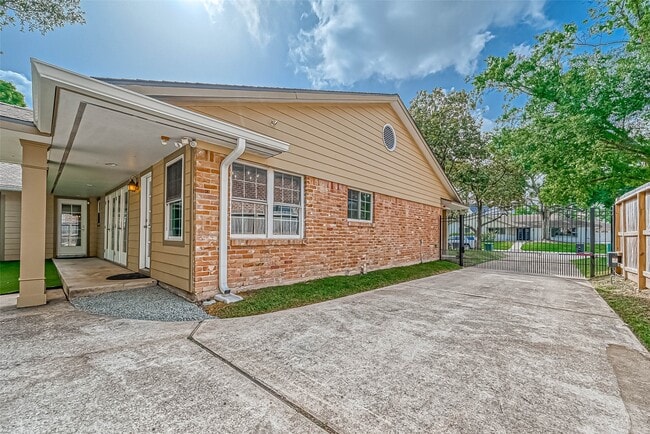 Building Photo - 3710 Linkview Dr