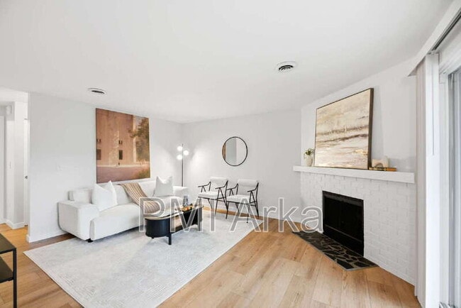 Building Photo - 12107 NE Bel Red Rd