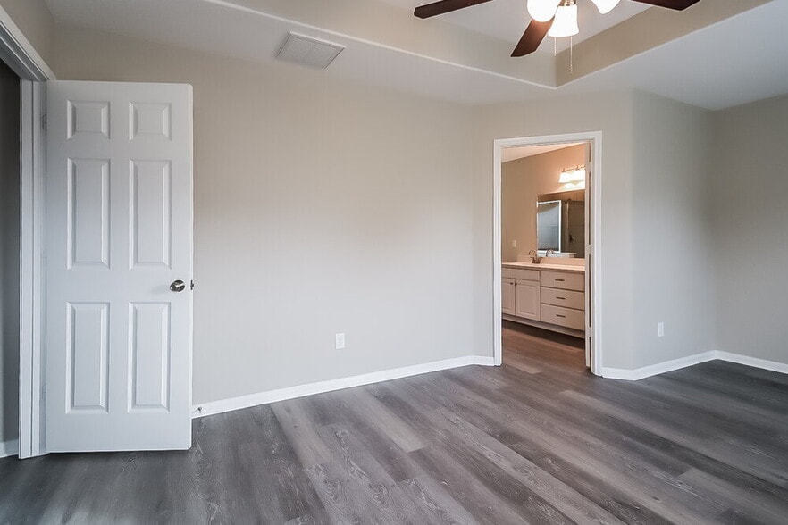 Building Photo - 5226 El Tigre Ln