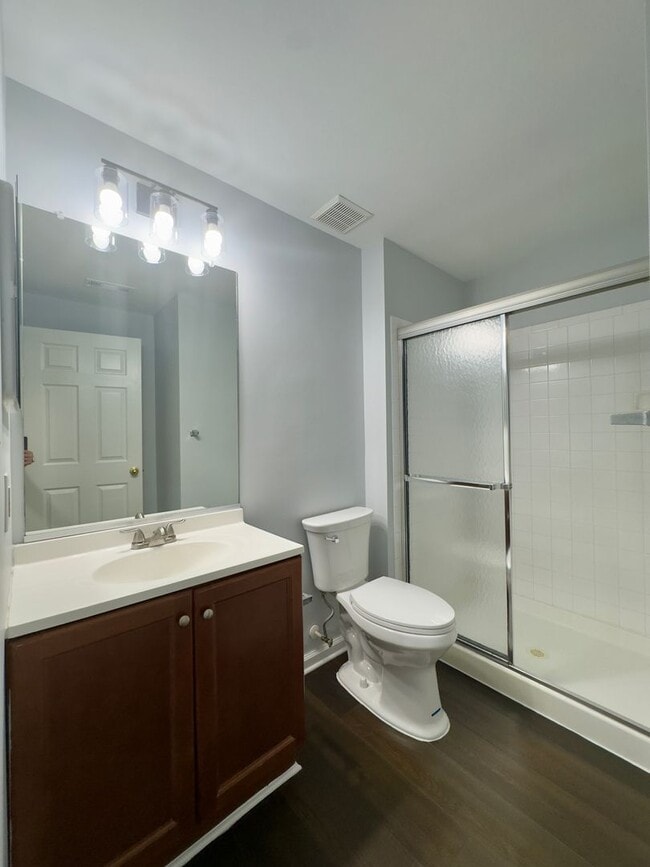 Building Photo - Charming 3 Bedroom/2 Bathroom Apartment in...