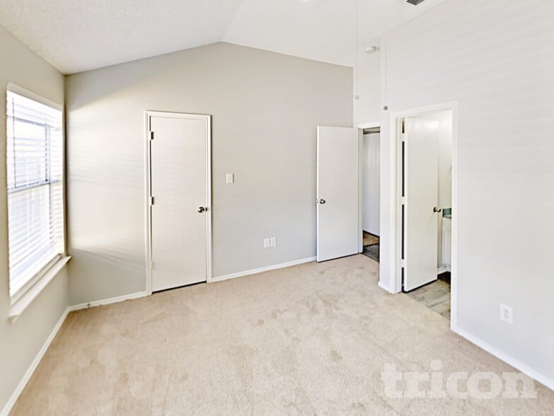 Building Photo - 10525 Flamewood Dr
