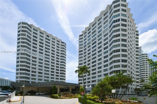 Building Photo - 801 Brickell Bay Dr