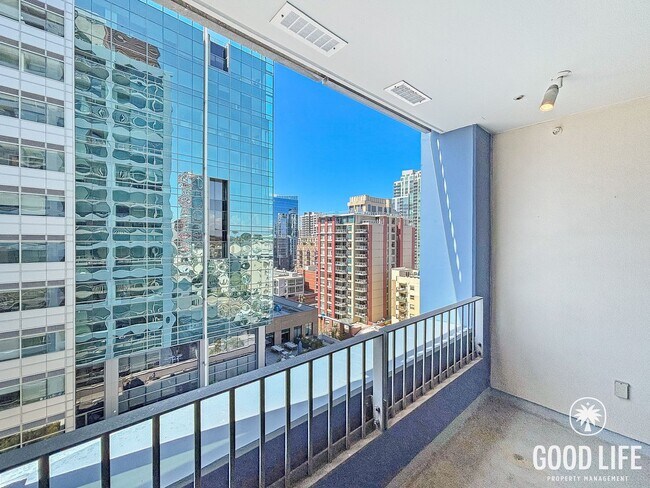 Building Photo - Beautiful 1B/1BA Condo in Downtown Near Petco Park W/ Views, A/C, W/D, Balcony, Rooftop Deck & Gym!