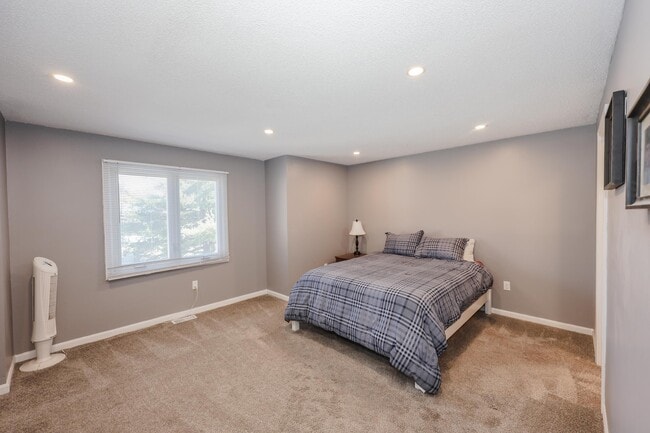 Building Photo - 5 Gleneagle Dr