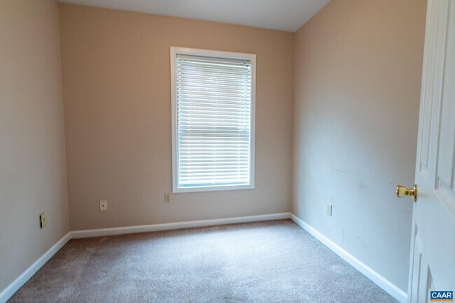 Building Photo - 497 Sunset Dr