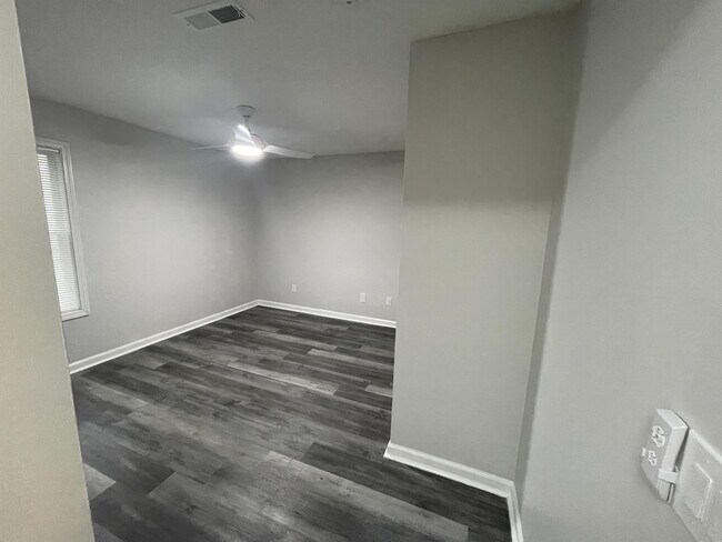 Building Photo - 803 6th Ave S