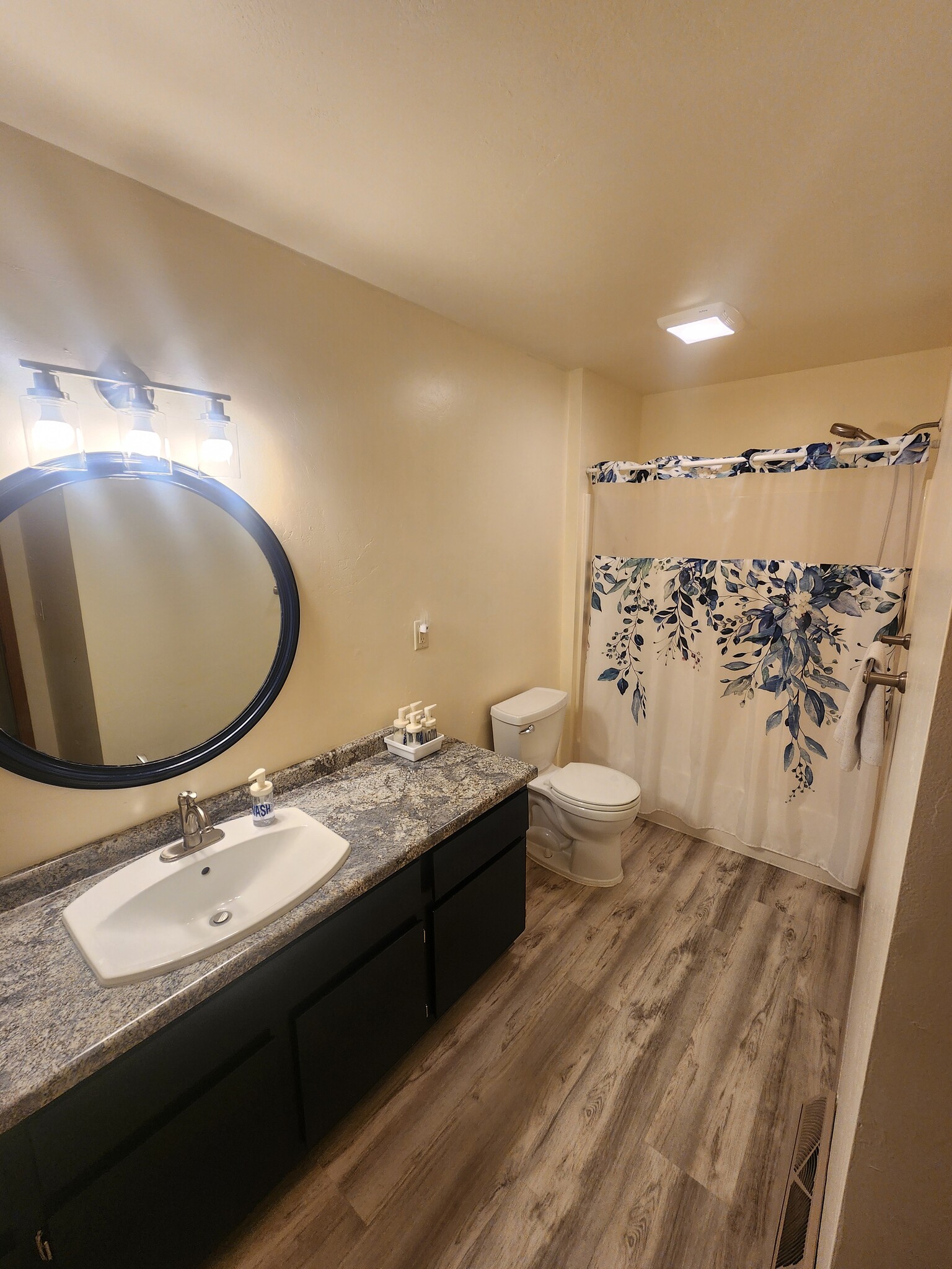 Master bathroom - 1810 Briarwood Ct