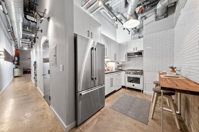 Building Photo - Spacious 2br loft with in-unit laundry and...