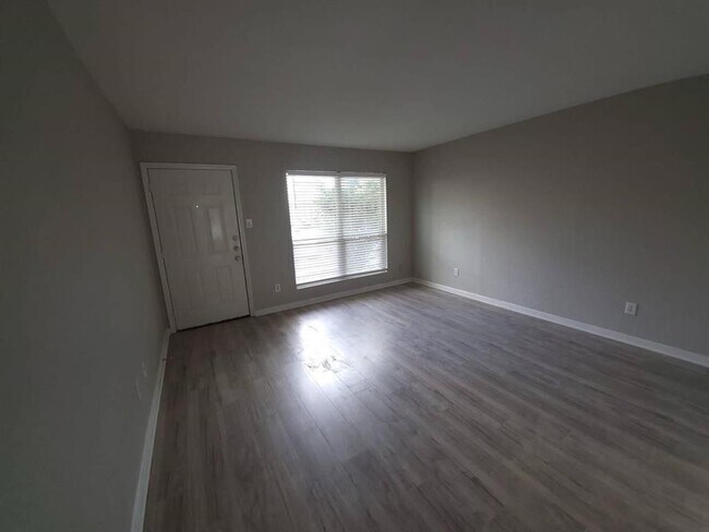 Building Photo - 8100 Creekbend Dr