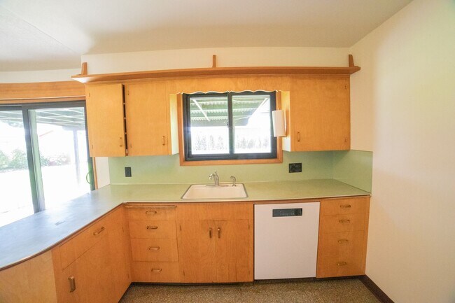 Building Photo - Large One Level Oregon City Home