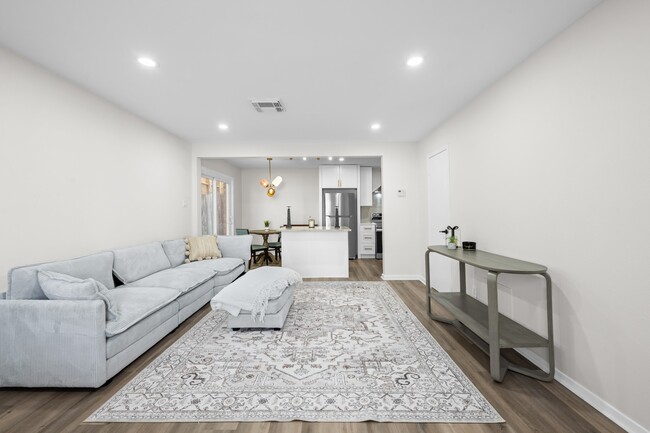 Building Photo - 2012 Brun St