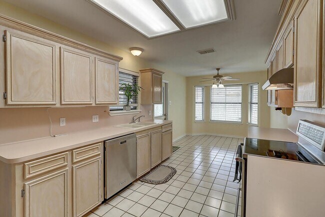 Building Photo - 4321 Holly Ridge Dr