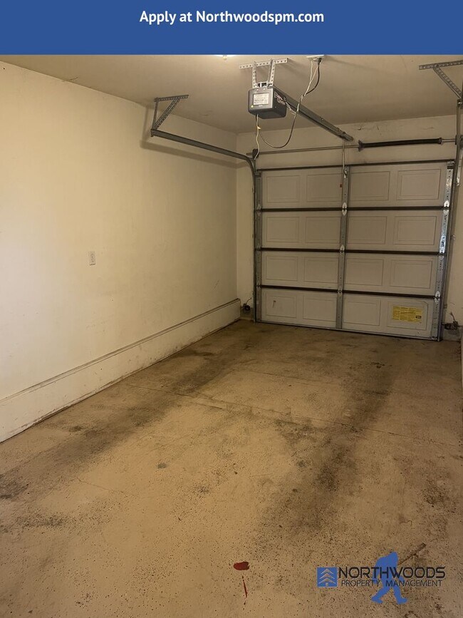 Building Photo - Beautiful 2 Bedroom 2.5 Bath Townhouse in ...