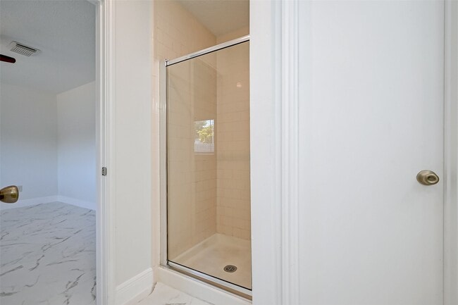 Building Photo - 16015 Surrey Woods Dr