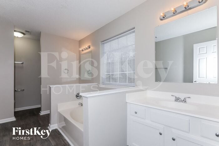 Building Photo - 1021 Barbee Farm Dr
