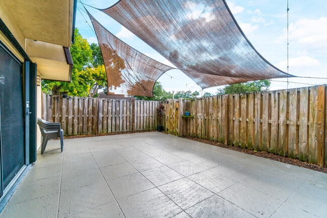 Building Photo - 1015 10th Ct