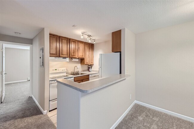 Building Photo - Top-floor, 2-bed 1-bath condo located near the highly desirable Old Town Arvada!