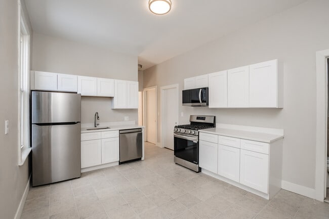 Building Photo - 2112 W Roscoe St