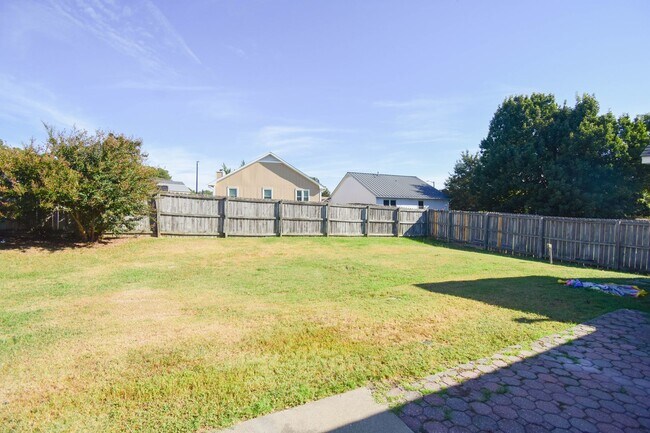 Building Photo - 3 Bedroom 2 Bathroom- Pets Considered