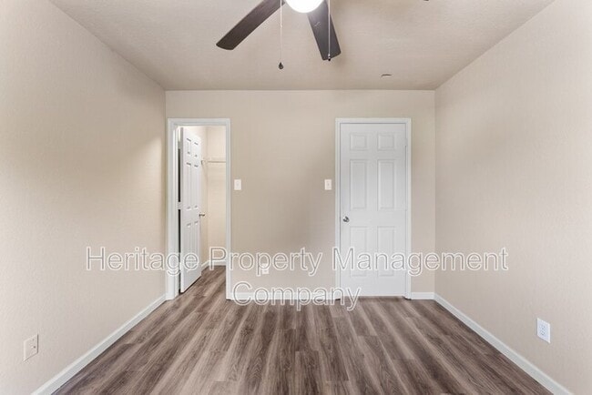 Building Photo - 5819 Providence Oak