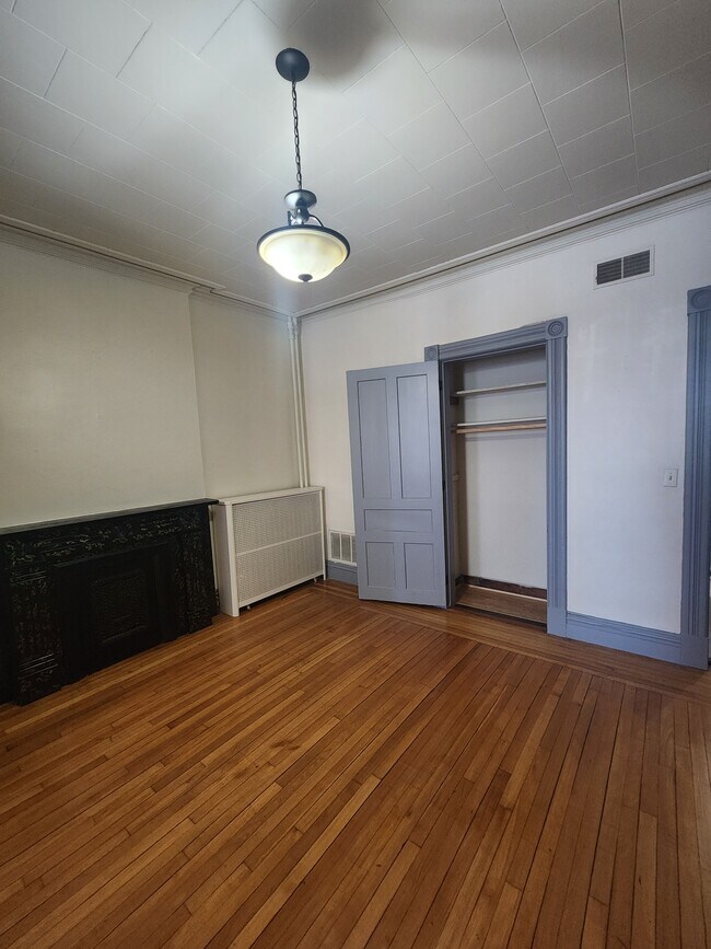 Building Photo - 3044 6th Ave