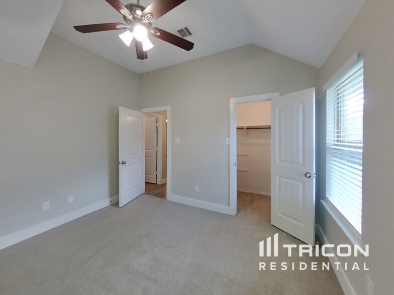 Building Photo - 2021 Bay Laurel Dr
