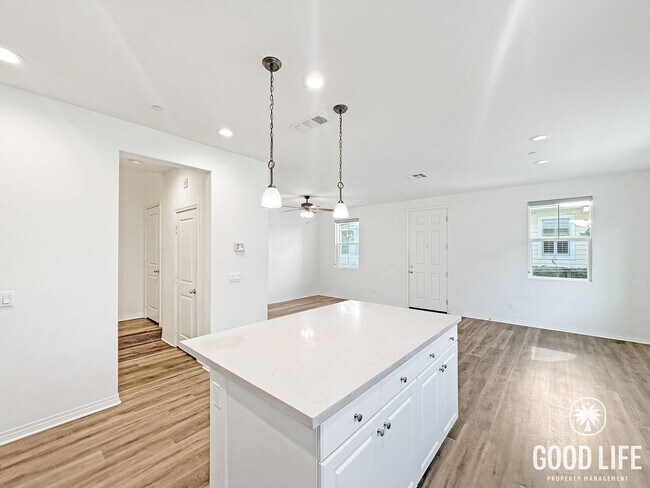 Building Photo - Beautiful 3B/2.5BA Townhouse in Imperial Beach with Loft, Private Patio & 2-Car Garage