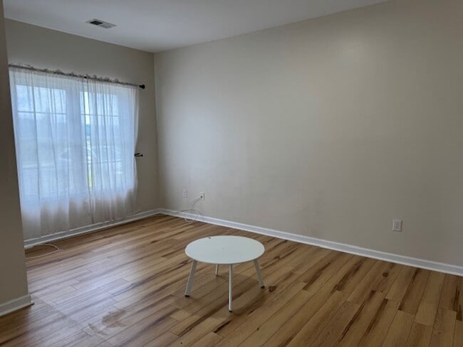 Building Photo - Renovated Townhouse in The Pinnacle Subdivision