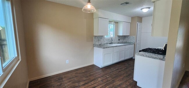 Building Photo - 1804 Greenhill Dr