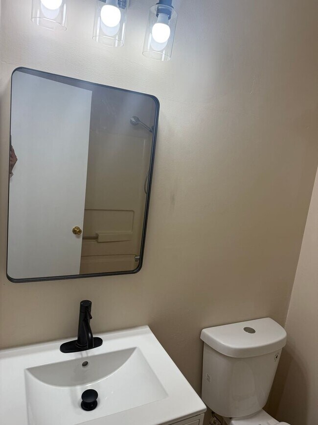 Building Photo - 100 Shawnee Pl