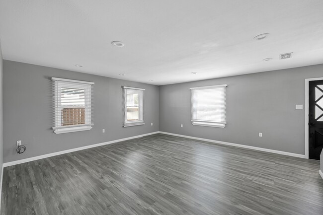 Building Photo - 7323 Farnsworth St