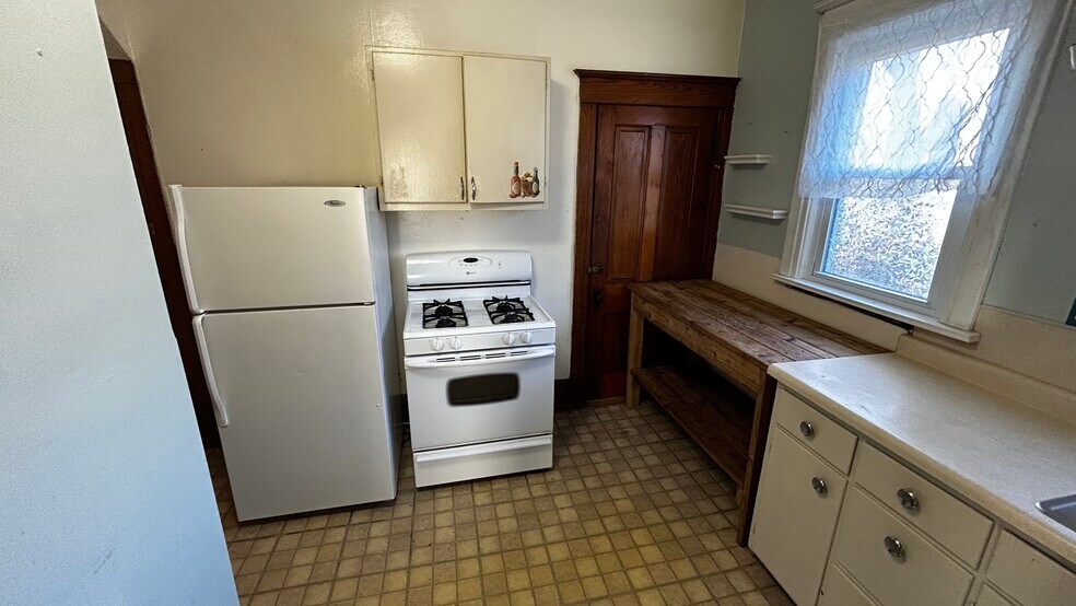 Kitchen - 509 E Maple St