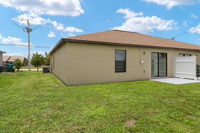 Building Photo - LB - Newly Constructed 3 bed 2 bath duplex with garage.