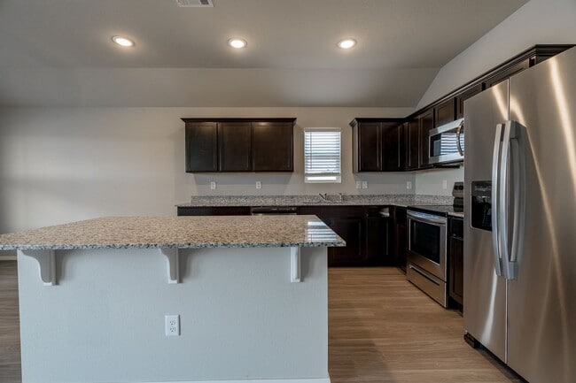 Building Photo - Large 4 Bedroom Home w/3 car Garage and Hu...