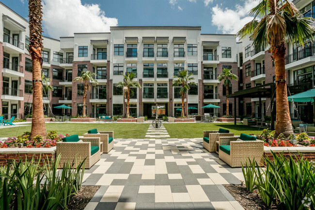 Beautiful and open courtyard - Tinsley on the Park