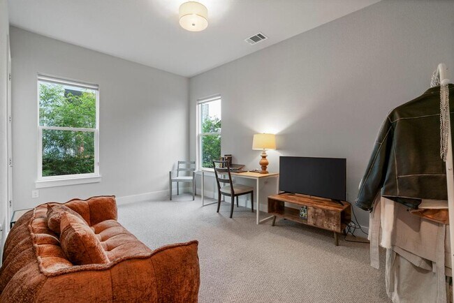 Building Photo - 6008 Florencia Ln