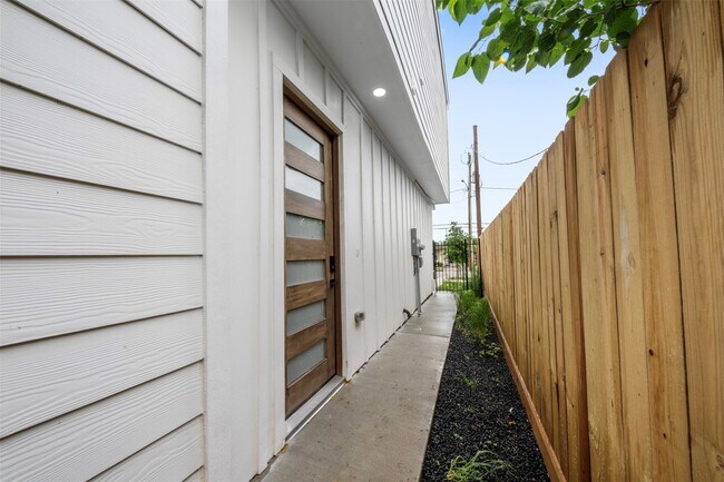 Building Photo - 6815 Paris St