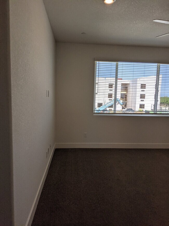 Building Photo - Prime location in Merced!