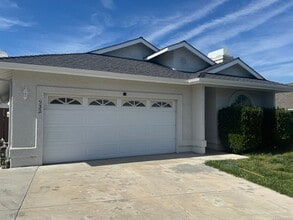 Building Photo - 3 Bedroom, 2 Bath Home with attached 2 car garage