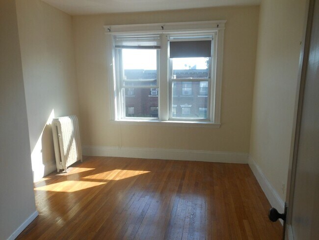 Building Photo - 28 Park Vale Ave