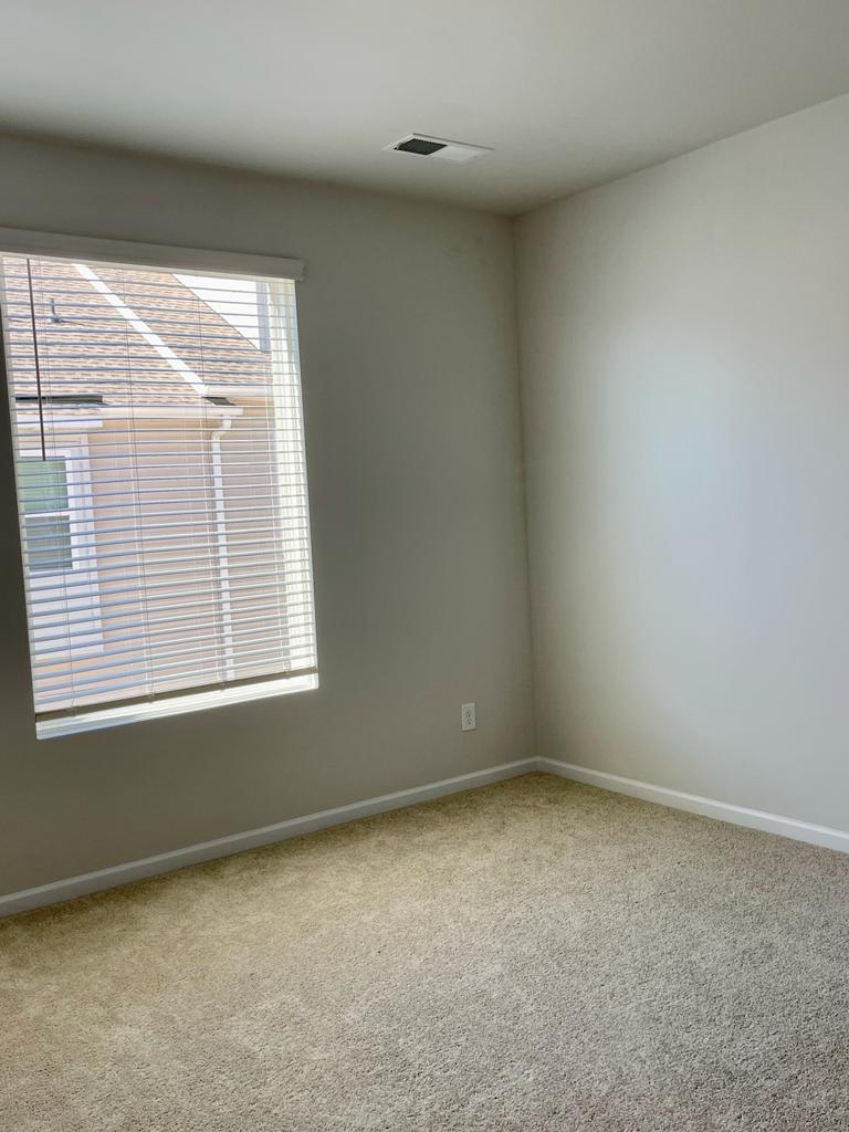 Building Photo - Room in Townhome on Statesville Ave