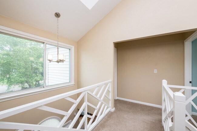 Building Photo - 5 Bedroom, 2.5 Bath Home for Rent in Salem Woods