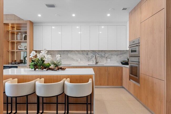 Building Photo - 700 NE 24th St