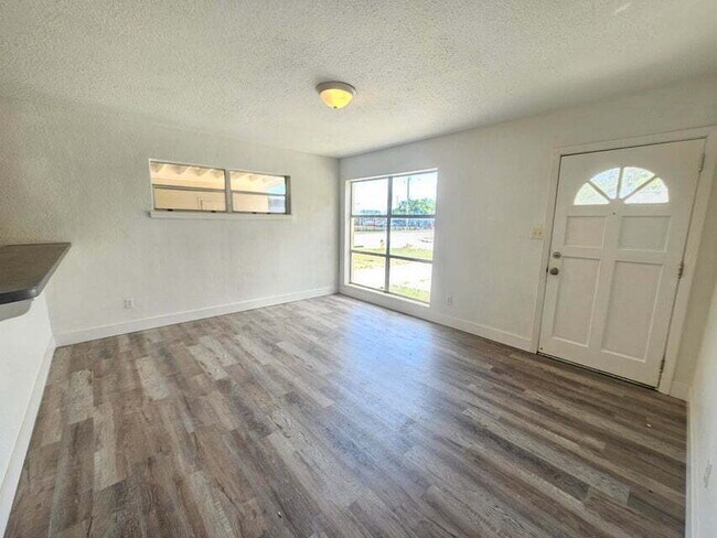 Building Photo - 1040 Hickory Ln