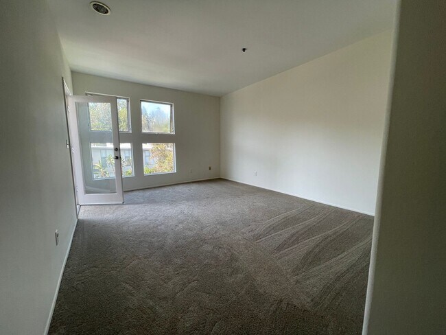 Building Photo - Top-Floor large condo on tree-lined street